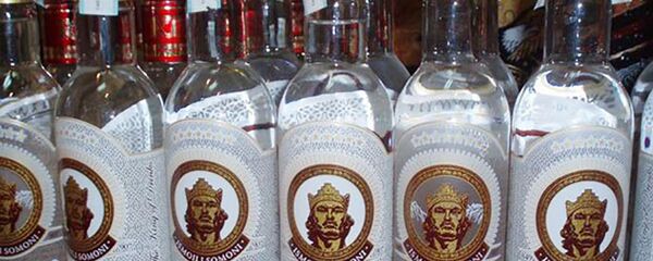 Бутылки с водкой, архивное фото Бутылки с водкой, архивное фото - Sputnik Таджикистан