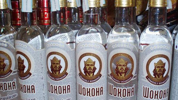 Бутылки с водкой, архивное фото - Sputnik Тоҷикистон