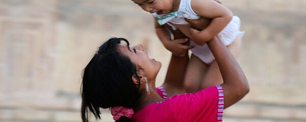 Молодая узбекская мама с ребёнком, архивное фото Молодая узбекская мама с ребёнком, архивное фото - Sputnik Тоҷикистон