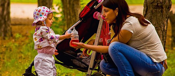 Мама с дочкой, архивное фото - Sputnik Таджикистан