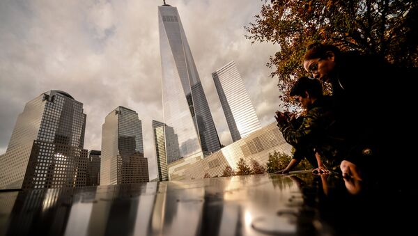 Туристы у национального мемориала 11 сентября в Нью-Йорке, архивное фото - Sputnik Таджикистан