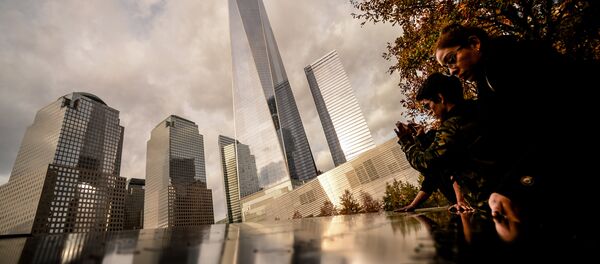 Туристы у национального мемориала 11 сентября в Нью-Йорке, архивное фото - Sputnik Таджикистан