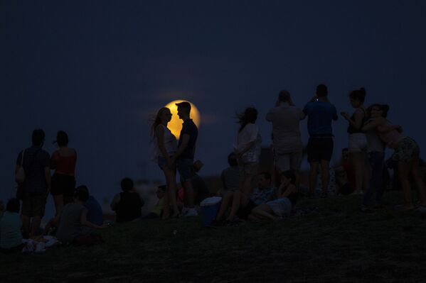 Люди наблюдают лунное затмение в Мадриде, архивное фото - Sputnik Таджикистан