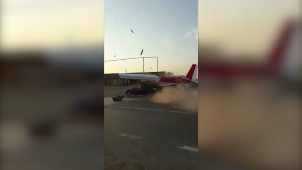 В Чечне самолет во время взлета на шоссе врезался в машину - Sputnik Таджикистан