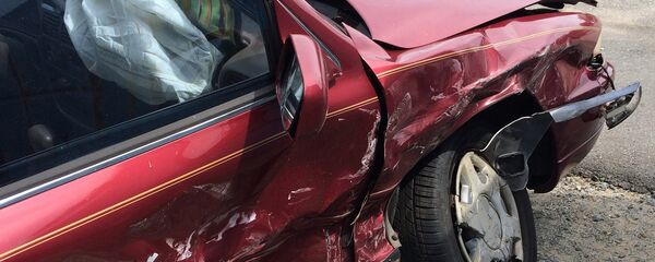 Поврежденный в результате ДТП автомобиль, архивное фото - Sputnik Тоҷикистон