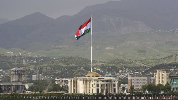Государственный флаг Таджикистана на флагштоке в Душанбе, архивное фото - Sputnik Тоҷикистон