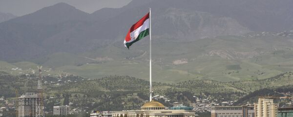 Государственный флаг Таджикистана на флагштоке в Душанбе, архивное фото - Sputnik Тоҷикистон