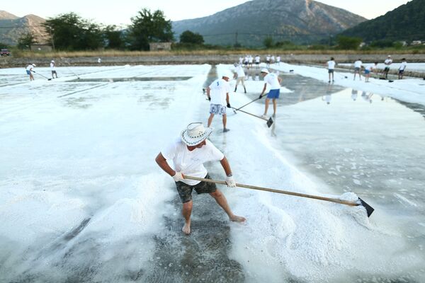 Работники собирают соль в Хорватии, на солеварне - Sputnik Таджикистан