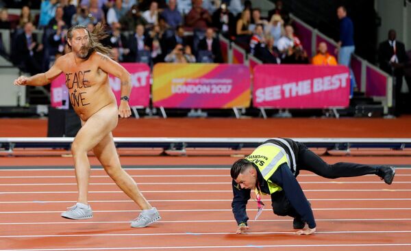 Голый мужчина выбежал на стадион в Лондоне перед забегом Усэйна Болта на чемпионате мира по легкой атлетике - Sputnik Таджикистан