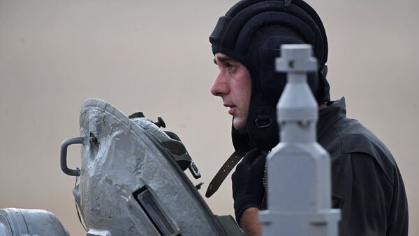 Участник индивидуальной гонки соревнований по танковому биатлону команды армии Сербии - Sputnik Таджикистан