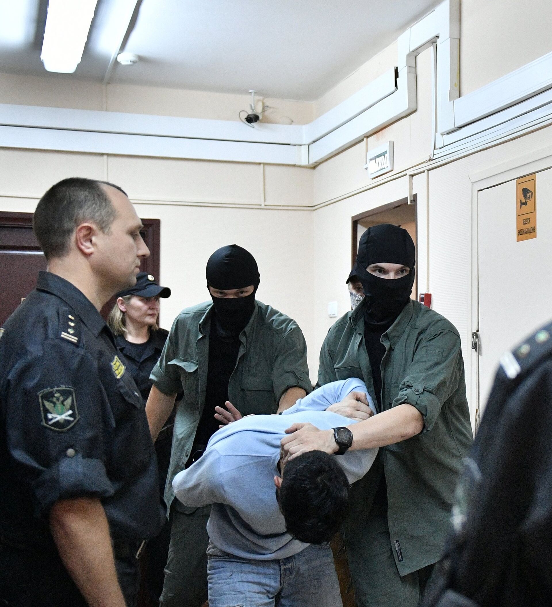 Власти таджикистана о теракте. Нападение мигранта Россия. Спецслужбы Таджикистана. Мигрант полиция AVC. Фото задержанных в полиции иностранцы из Таджикистана.