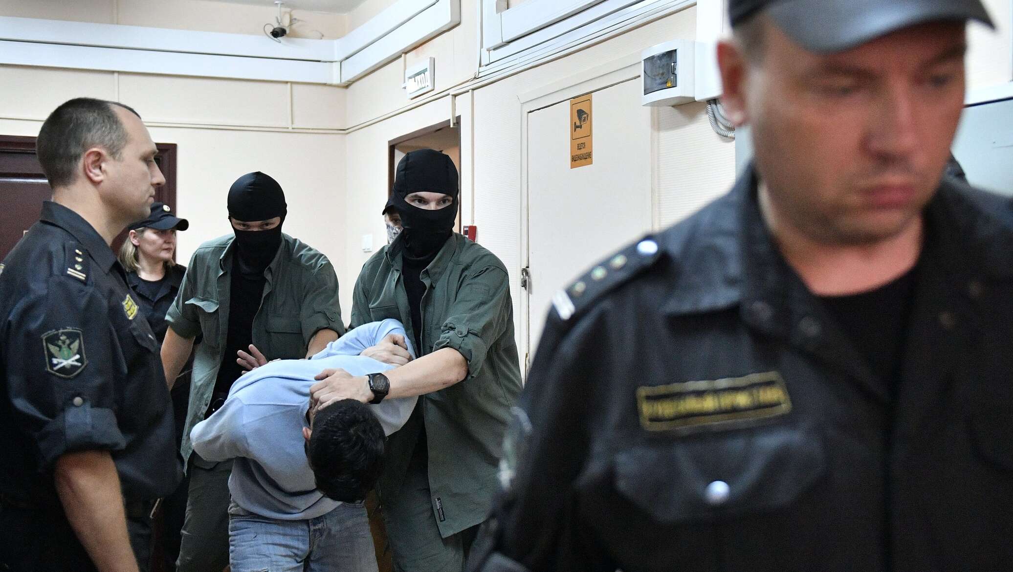 Спецслужбы таджикистана. ОМОН задержание мигрантов. Таджики в Санкт-Петербурге.