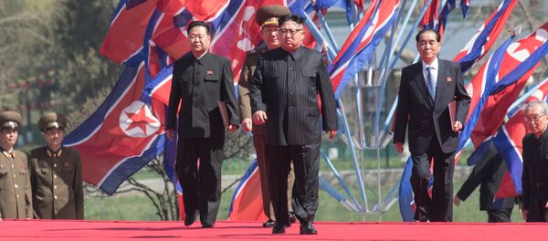 Глава КНДР Ким Чен Ын (в центре), архивное фото Глава КНДР Ким Чен Ын (в центре), архивное фото - Sputnik Таджикистан