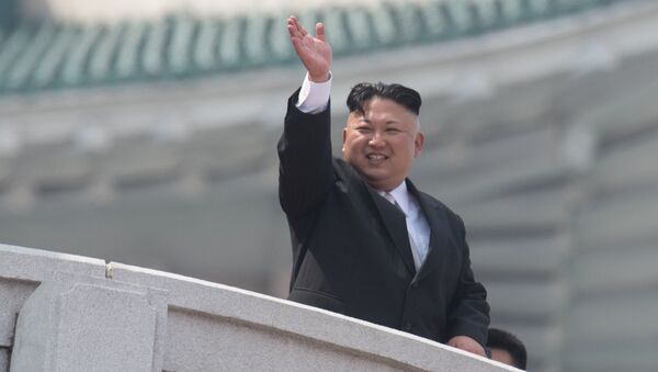 Глава КНДР Ким Чен Ын во время военного парада, архивное фото - Sputnik Тоҷикистон