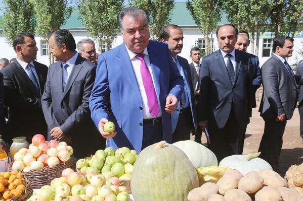 Эмомали Рахмон и яблоки - Sputnik Таджикистан
