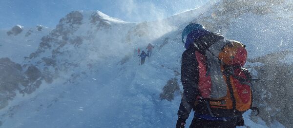 Альпинист на горе, архивное фото - Sputnik Таджикистан