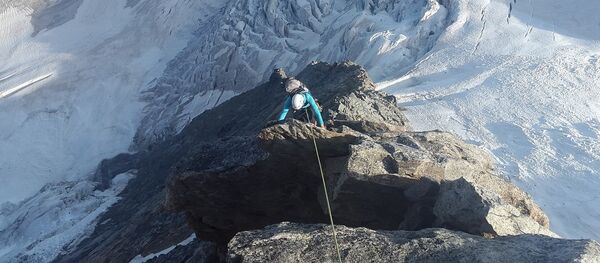 Альпинист на горе, архивное фото - Sputnik Таджикистан