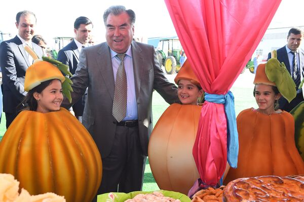 Президент Таджикистана Эмомали Рахмон рядом с детьми - Sputnik Таджикистан