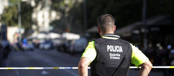 Полицейский на месте теракта в Барселоне Полицейский на месте теракта в Барселоне - Sputnik Таджикистан