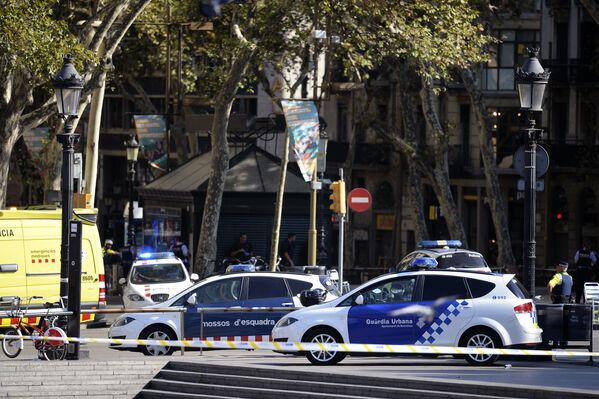 Полицейские машины в Барселоне после теракта 17 августа 2017 года - Sputnik Таджикистан