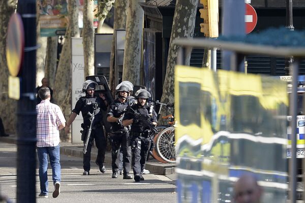 Полицейские в день теракта в Барселоне 17 августа 2017 года - Sputnik Таджикистан