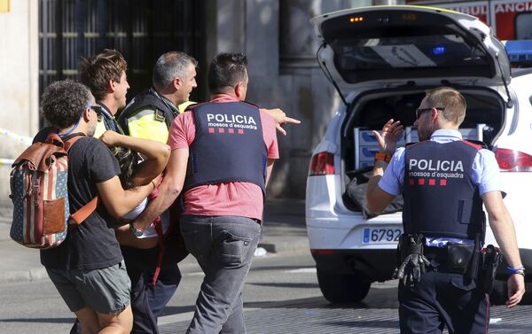 Теракт в Барселоне, пострадавших уносят с места трагедии - Sputnik Таджикистан