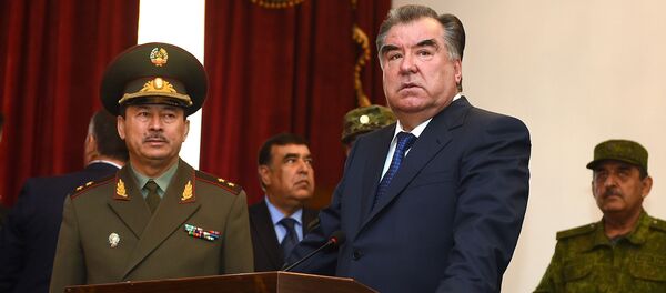 Рахмон выступает перед пограничниками - Sputnik Таджикистан