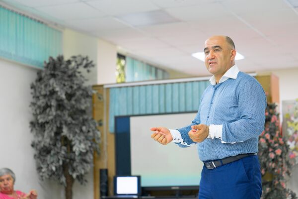 Доктор Абдулло Давлатов: аз Тоҷикистон то Русия, аз аробакашӣ то роҳбарӣ Доктор Абдулло Давлатов: аз Тоҷикистон то Русия, аз аробакашӣ то роҳбарӣ - Sputnik Тоҷикистон