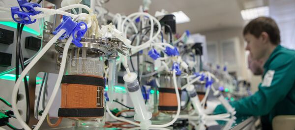 Сотрудники лаборатории отдела разработки биотехнологических процессов, архивное фото - Sputnik Таджикистан