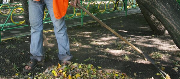 Дворник, архивное фото - Sputnik Тоҷикистон