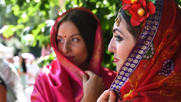 Девушки в индийской национальной одежде, архивное фото - Sputnik Таджикистан