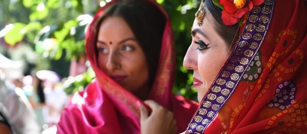 Девушки в индийской национальной одежде, архивное фото - Sputnik Тоҷикистон