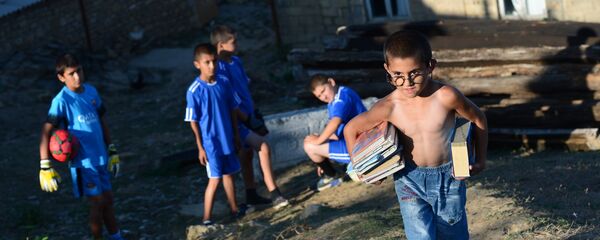 Дети с книгами, архивное фото Дети с книгами, архивное фото - Sputnik Тоҷикистон