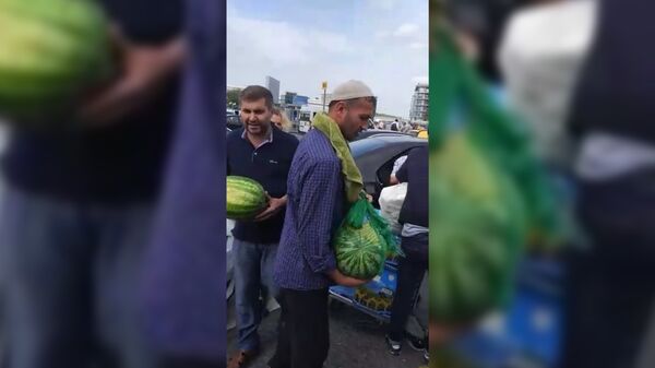 Таджикская диаспора накормила застрявших в Домодедово паломников Таджикская диаспора накормила застрявших в Домодедово паломников - Sputnik Тоҷикистон