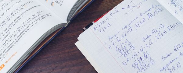 Учебник и тетрадка, архивное фото - Sputnik Таджикистан