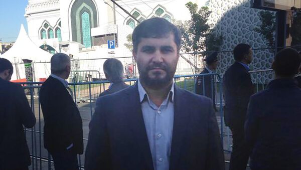 Фарход Одинаев, таджик который раздавал плов застрявшим в аэропорту Домодедово паломникам - Sputnik Таджикистан