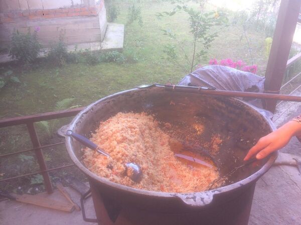 Казан с пловом, архивное фото Казан с пловом, архивное фото - Sputnik Тоҷикистон