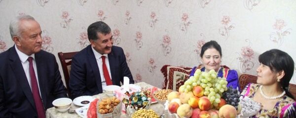 Шодихон Ҷамшед ва Абдураҳмон Қодирӣ дар меҳмонии Фарзона Шодихон Ҷамшед ва Абдураҳмон Қодирӣ дар меҳмонии Фарзона - Sputnik Тоҷикистон