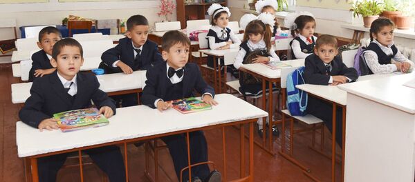 Первоклассники в школе №16 города Душанбе - Sputnik Таджикистан
