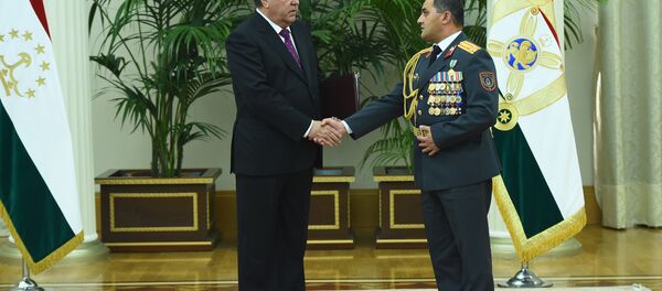 Президент Таджикистана Эмомали Рахмон на вручении госнаград - Sputnik Таджикистан