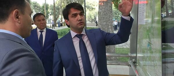 Рустам Эмомали на открытии новой автобусной остановки, архивное фото - Sputnik Таджикистан