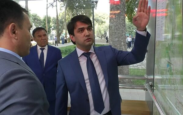 Рустам Эмомали на открытии новой автобусной остановки - Sputnik Таджикистан