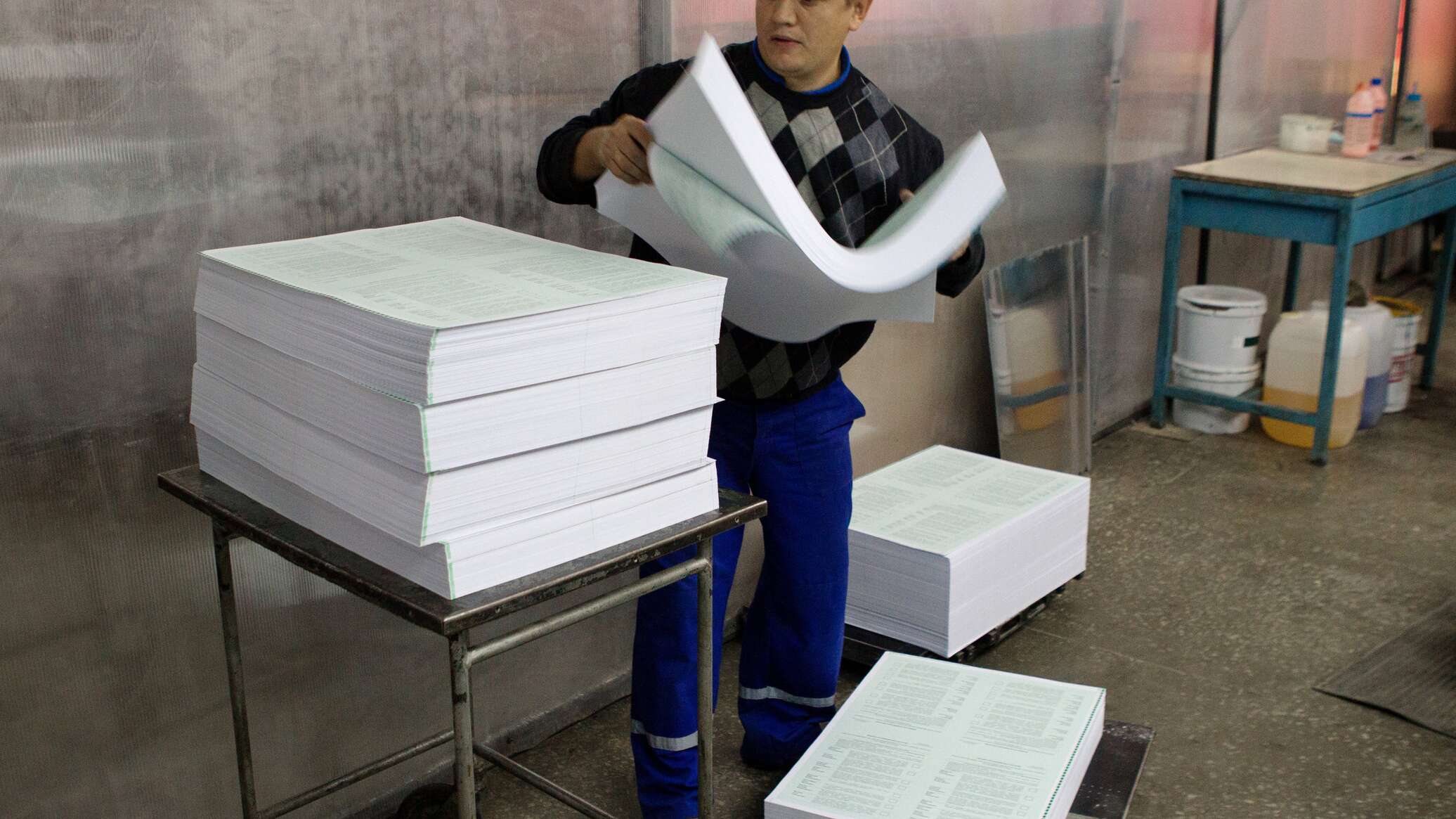 За 7 дней в типографии изготовили 11200. Типографии Узбекистана крупные. Завод бумаги в 1999. Типографии в Узбекистане городе Наманган. Уралбумага продукция.