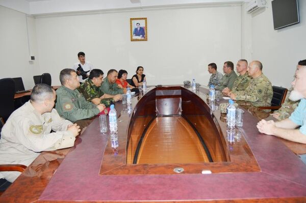 Ҳайъати Амрико бо милисаҳои тоҷик - Sputnik Тоҷикистон