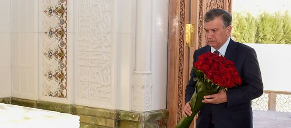 Шавкат Мирзиёев возложил цветы к могиле Ислама Каримова - Sputnik Тоҷикистон