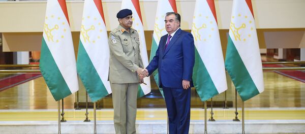 Камар Джовид Баджвар с Эмомали Рахмоном - Sputnik Тоҷикистон