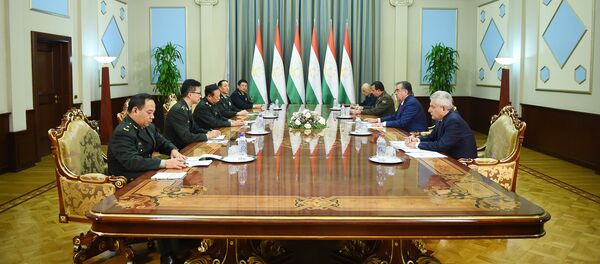 Рахмон с начальником объединенного штаба освободительной армии Китая Ли Зо Ченом Рахмон с начальником объединенного штаба освободительной армии Китая Ли Зо Ченом - Sputnik Тоҷикистон