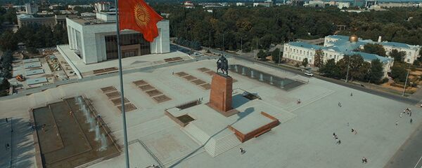 Памятник Айкол Манас (Манасу Великодушному) на центральной площади Ала-Тоо в Бишкеке. Архивное фото Памятник Айкол Манас (Манасу Великодушному) на центральной площади Ала-Тоо в Бишкеке. Архивное фото - Sputnik Тоҷикистон