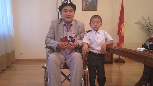 Кыргызстанец Марат Уметов получил посмертную награду отца — ветерана ВОВ Каратая Уметова через 72 года после победы - Sputnik Таджикистан