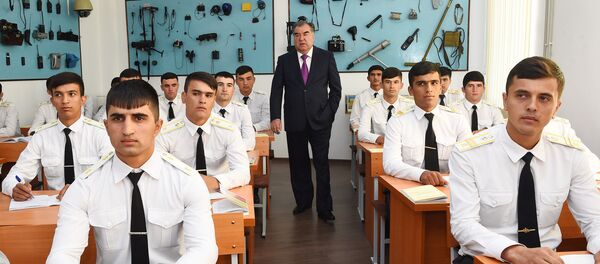 Президент РТ провел урок мира для его защитников, в Академии МВД - Sputnik Тоҷикистон